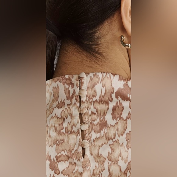 NWT Anthropologie Mock Neck
Draped Blouse Elegant Cream Sleeveless Top - Picture 5 of 8